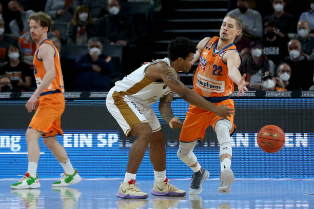 现出惊人的 现出惊人的